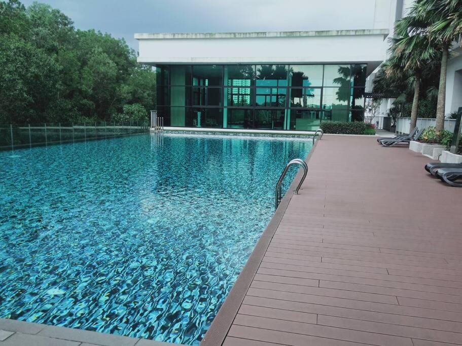Sky Loft 4 Guests Balcony Nflix B30a * Johor Bahru