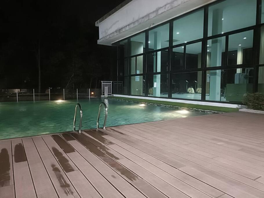 Pangsapuri Sky Loft 4 Guests Balcony Nflix B30a